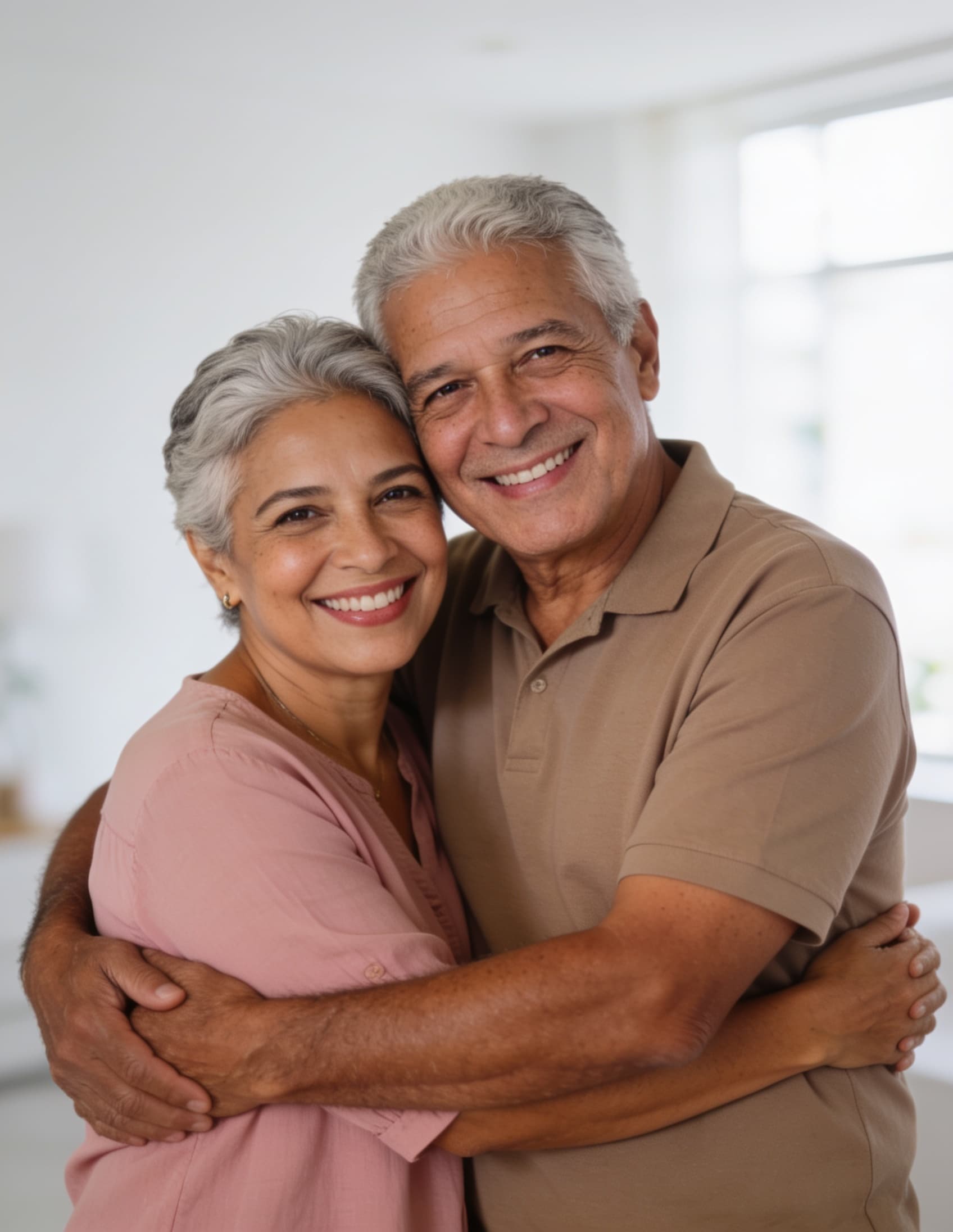 Casal de idosos sorrindo, representando anos de cuidado e confiança com a BONFIM